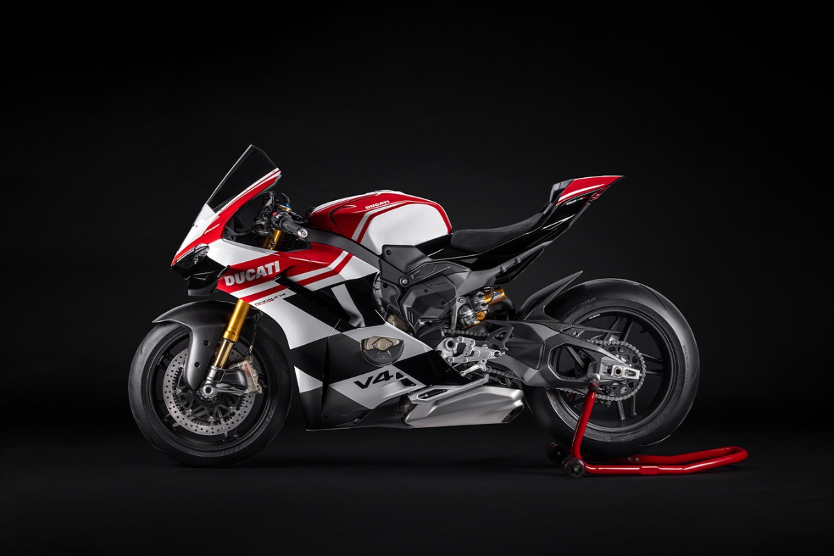Ducati Panigale V4: Launched with 213 BHP Power and 299 kmph Top Speed Know Features and Expected Price