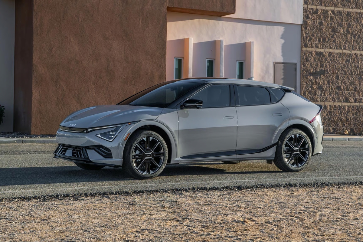 Kia EV6: दमदार फीचर्स के साथ इलेक्ट्रिक SUV अब सिर्फ Rs. 65.97 लाख में