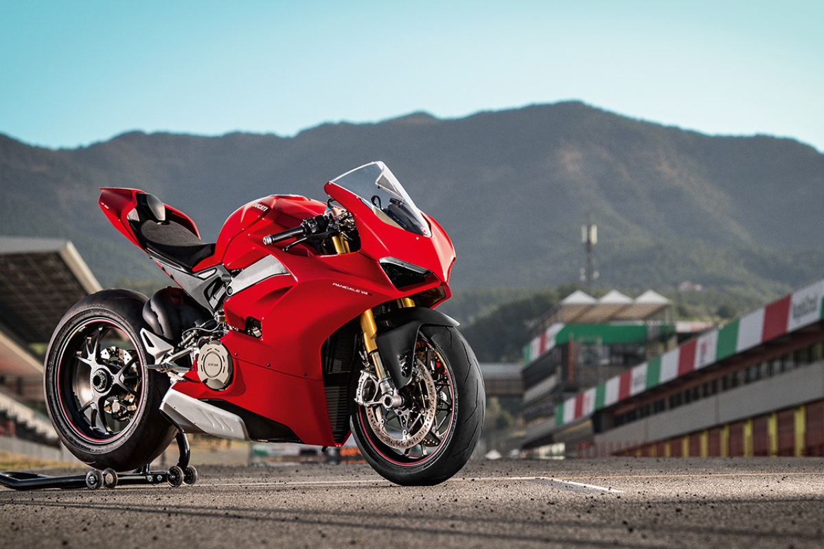 Ducati Panigale V4: Launched with 213 BHP Power and 299 kmph Top Speed Know Features and Expected Price