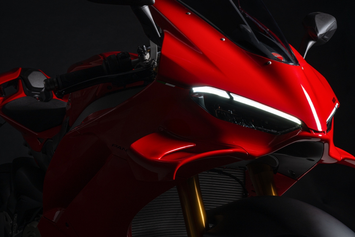 Ducati Panigale V4: Launched with 213 BHP Power and 299 kmph Top Speed Know Features and Expected Price